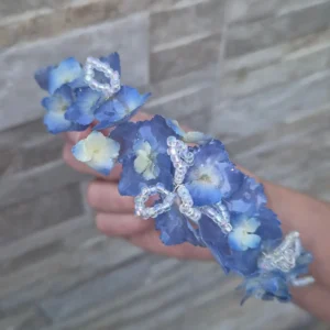 Diadema artesanal realizada con flores naturales de hortensias azules y cristales irisados.