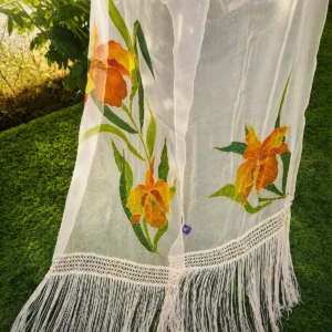Foulard de muselina artesanal con estampado de flores naranjas y flecos.