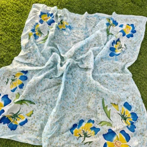 Pañuelo de seda artesanal con estampado de flores azules sobre fondo claro.