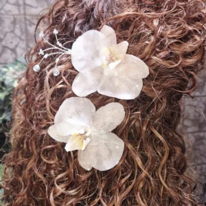 Pinza para el pelo con flor de orquídea natural encapsulada en resina y detalle de cristal checo.