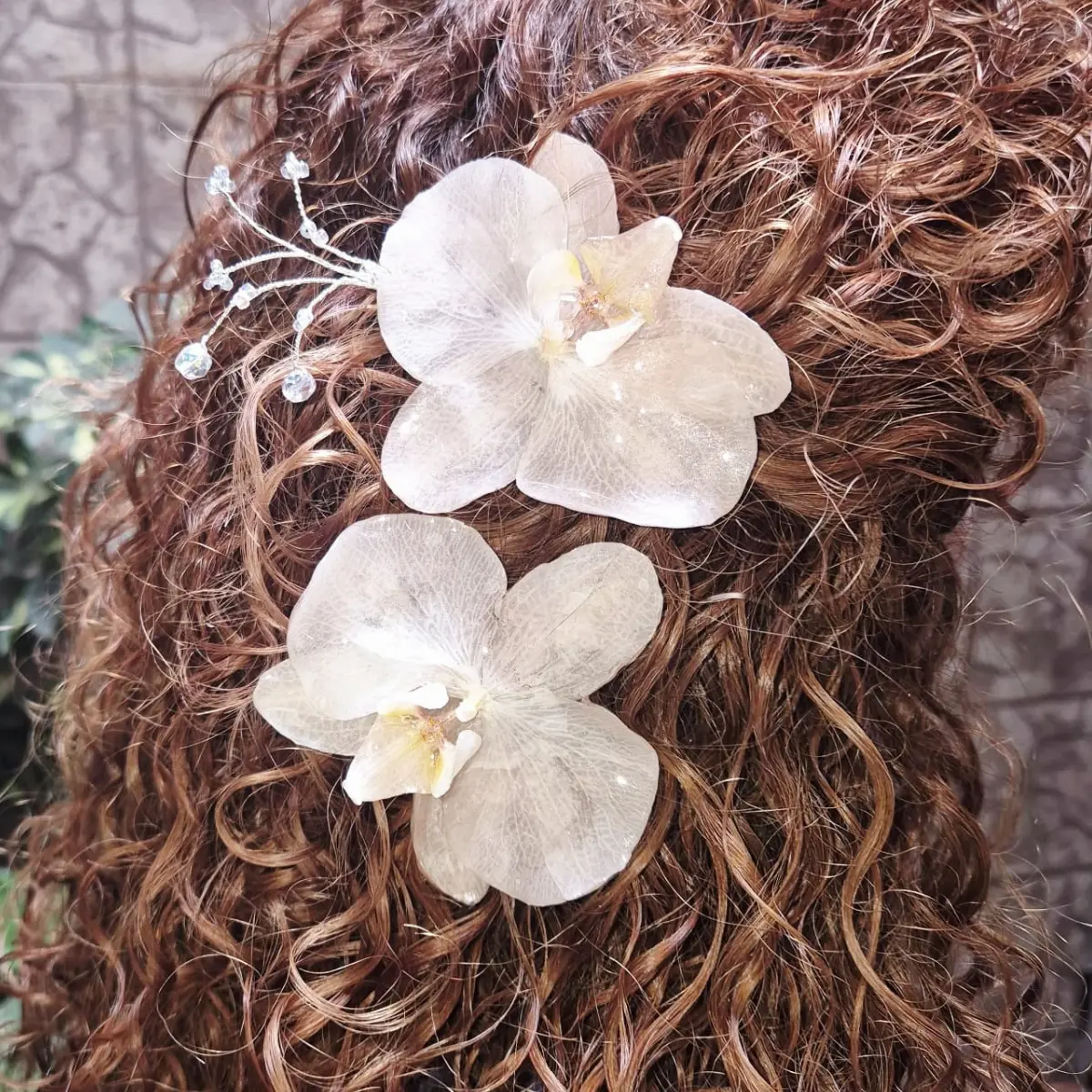 Pinza para el pelo con flor de orquídea natural encapsulada en resina y detalle de cristal checo.