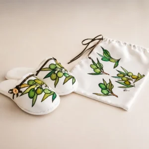 Zapatillas de viaje artesanales para mujer con diseño pintado a mano de aceitunas.