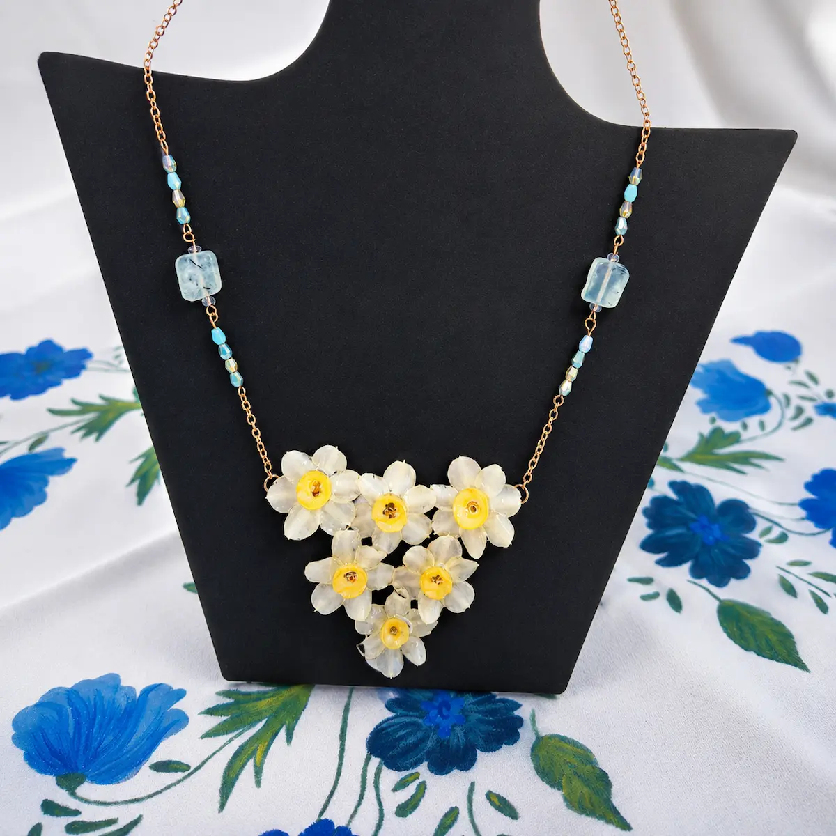 Conjunto artesanal de collar y pendientes con mini narcisos amarillos naturales y piedras de aventurina verde.
