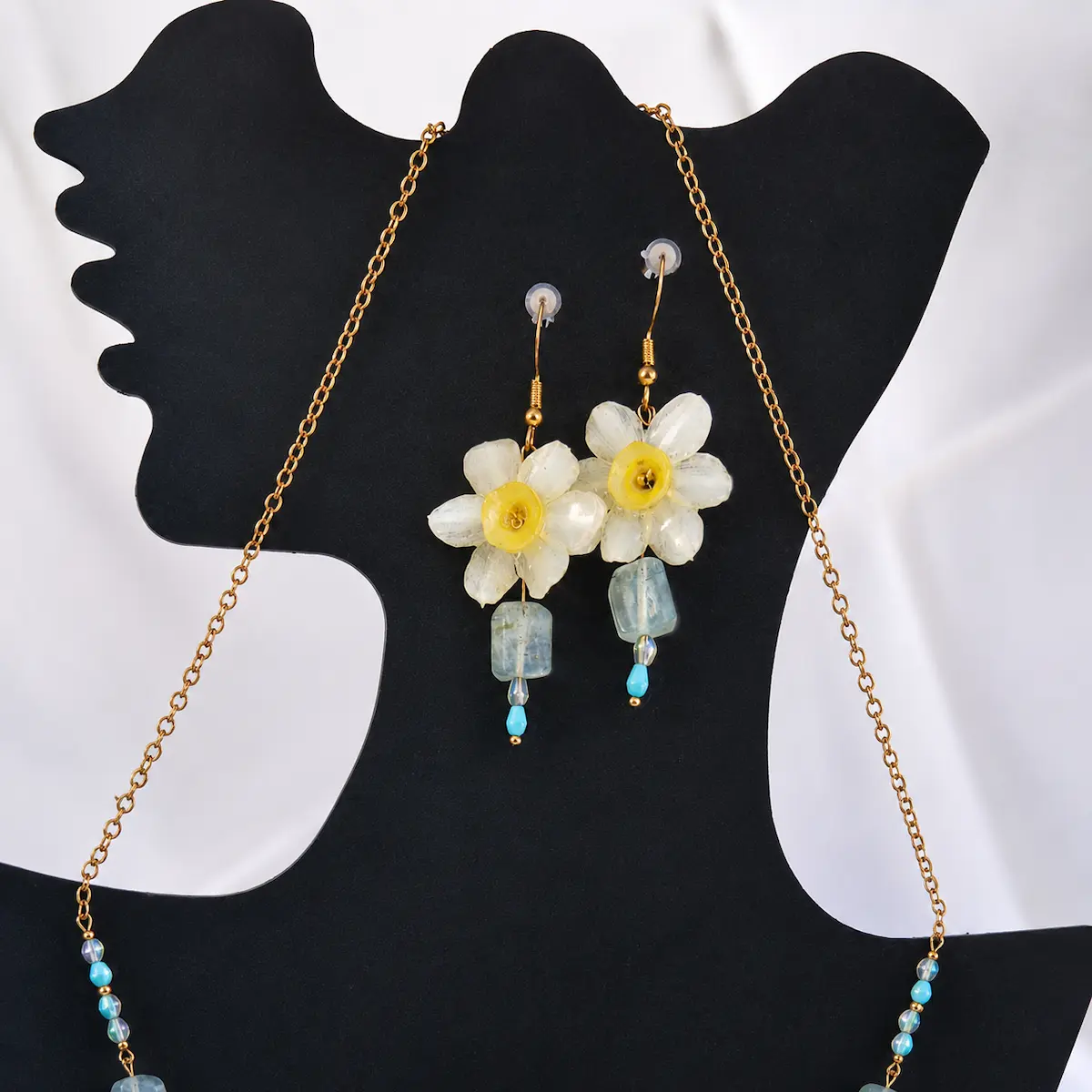 Conjunto artesanal de collar y pendientes con mini narcisos amarillos naturales y piedras de aventurina verde.