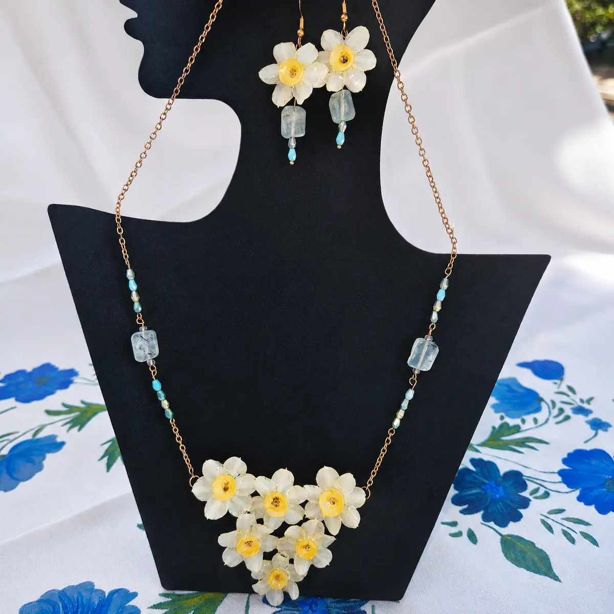 Conjunto artesanal de collar y pendientes con mini narcisos amarillos naturales y piedras de aventurina verde.