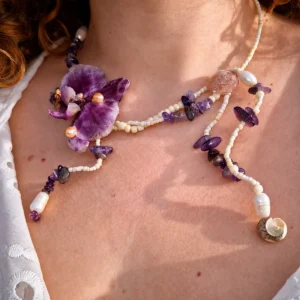 Gargantilla de orquídea natural rosa fucsia encapsulada en resina con perlas y amatistas.