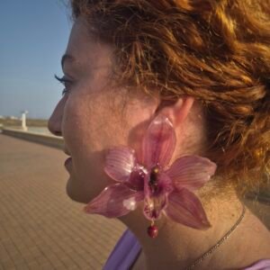 Pendientes de pétalos de orquídea Cymbidium rosa natural y cuenta de ágata rosa encapsulados en resina.