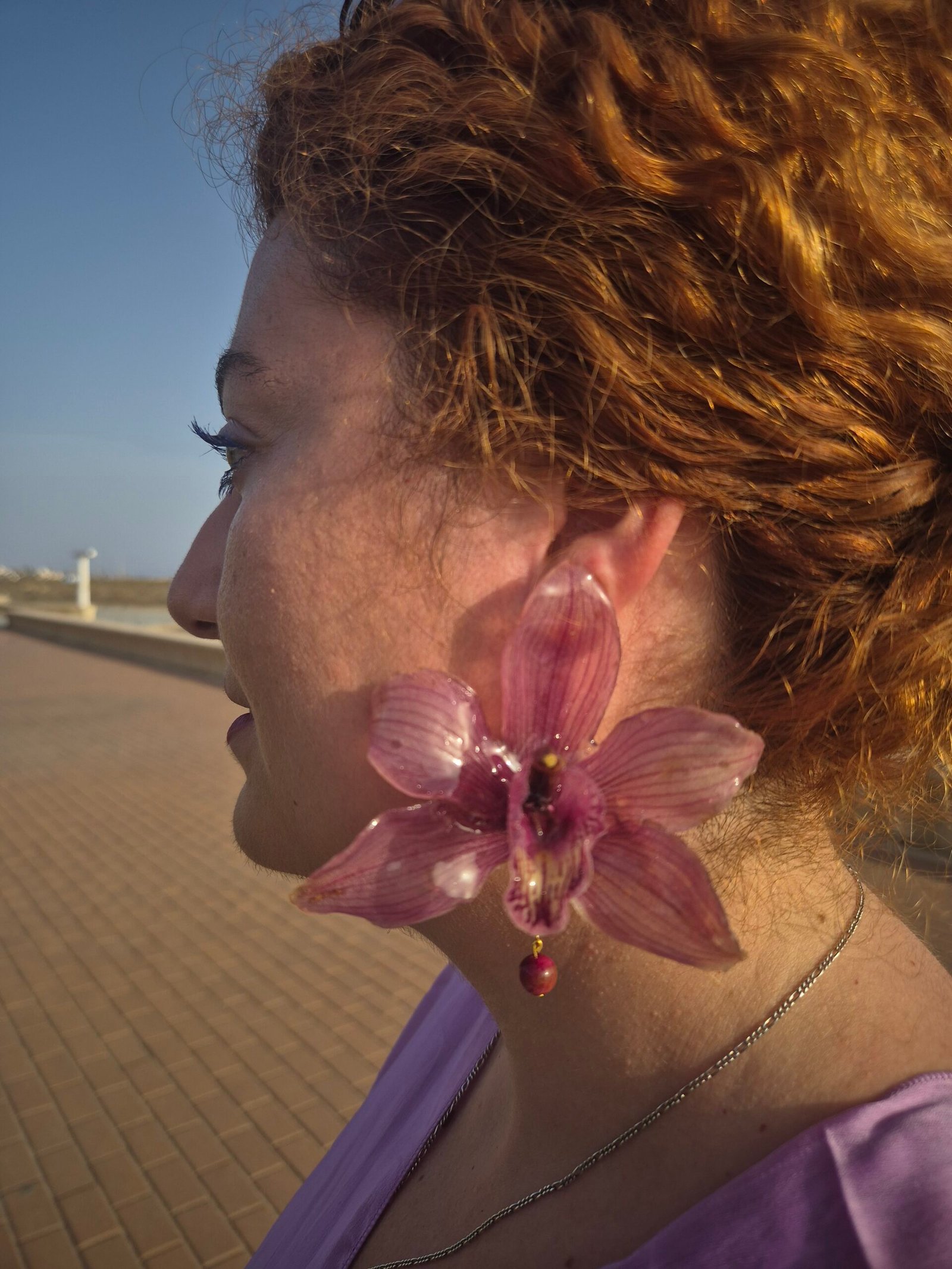 Pendientes de pétalos de orquídea Cymbidium rosa natural y cuenta de ágata rosa encapsulados en resina.