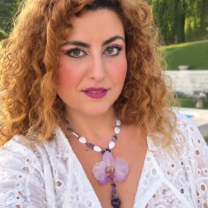 Collar de orquídea natural encapsulada en resina con amatistas y perlas de nácar